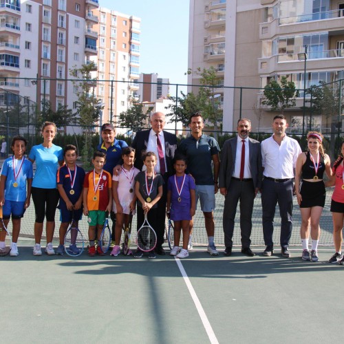 
                            Söke'de Tenis Turnuvası Heyecanı Başladı
                        