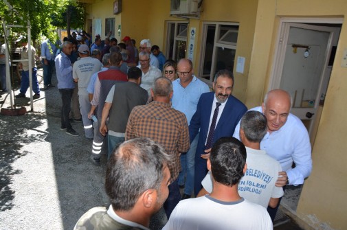 
                            Başkan Tuncel'den Belediye İşçilerine Çifte Bayram
                        