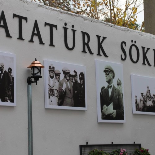 
                            Şenoğlu Sokağa Atatürk Fotoğrafları
                        