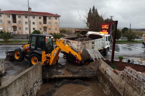 Söke Belediyesi ekipleri yağış ve fırtınanın olumsuz etkilediği tüm noktalara müdahale etti