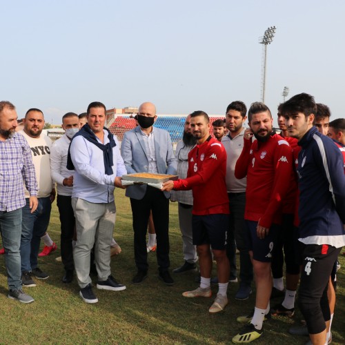 Başkan Tuncel’den Sökesporlu Futbolculara Baklava